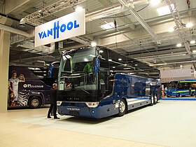 Photo d'un car de couleur bleu dans un hangars.