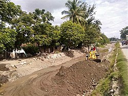 Das Flussbett des Maloa. Links die Aldeia Rio de Janeiro, rechts die Aldeia Lemorai (Suco Vila Verde)