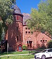 Un clásico techo de campana sobre una torre redonda de la Iglesia Comunitaria de Aspen (EE.UU.)