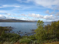 Kilpisjärvi Suomen puoleiselta rannalta nähtynä