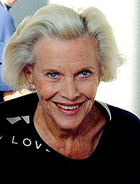 Honor Blackman 2000-ben