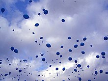 Liberazione di 1001 palloncini blu, "sculpture aérostatique" di Yves Klein