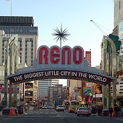 Reno belvárosa, előtérben a város jelmondatát viselő ívvel.