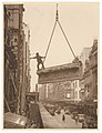 Buruh binaan di atas batu yang diangkat ke atas bangunan, Pitt St, Sydney, sekitar 1930-an. Gambar oleh Sam Hood.