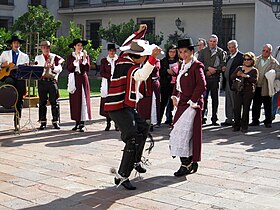 Les gens dansent cueca dans le Palais de la Monnaie.