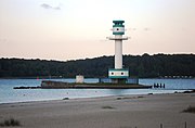 Der Leuchtturm Friedrichsort auf der Insel am südlichen Ende des Falckensteiner Strandes