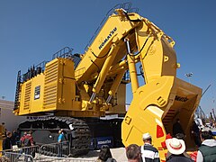 Komatsu Raupenbagger PC7000 mit 36-Kubikmeter-Klappschaufel (2 × 1250 kW / 1675 PS)