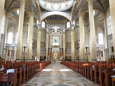 O interior da Basílica de Nossa Senhora de Licheń foi claramente inspirada pelas formas clássicas da arquitetura da Europa ocidental.