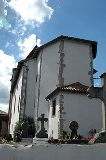 Louhossoa Eglise Stèles.jpg