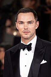 Nicholas Hoult spielt den Anführer der Terroristen­gruppe Robert Jay Mathews und Jude Law den FBI-Agenten Terry Husk