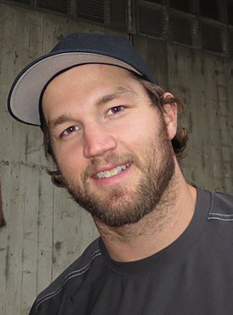 Photographie de Nash avec une casquette.