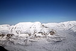 928 m wysoki hora Hiorthfjellet napřećiwo hłownemu sydlišću Longyearbyen