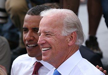 Barack Obama et Joe Biden lors de la campagne présidentielle de 2008, le jour où le premier choisit le second comme co-listier, le 23 août 2008. (définition réelle 3 184 × 2 205)