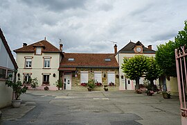 The town hall and school in Reuil