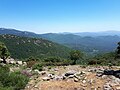 Le massif des Albères, côté sud, province de Gérone en Catalogne (Espagne). En bas, au centre : le château de Requesens.