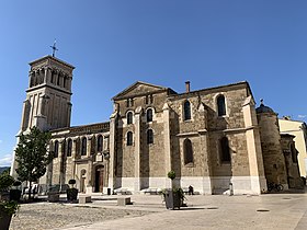 La cathédrale Saint-Apollinaire depuis la place des Ormeaux.