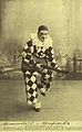 Arlekin (Harlequin, Arlecchino) jellegzetesen fekete kockás kosztümben jelenik meg (a képen Alexander Sirjajev 1867-1941)