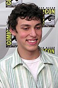 John Francis Daley interprète Sam Weir.