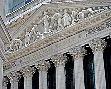 Une façade de monuments avec des statues.