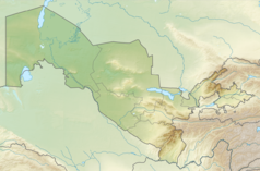 Mapa konturowa Uzbekistanu, blisko centrum na prawo znajduje się owalna plamka nieco zaostrzona i wystająca na lewo w swoim dolnym rogu z opisem „Ajdar-kul”