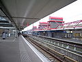 Station Amsterdam Lelylaan met links het perron van lijn 50 en rechts het perron van de Westtak Ringspoorbaan van de NS.