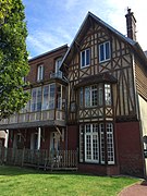 Villa Sevilla, maison à pan de bois située en retrait du front de mer.