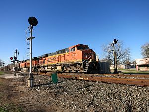 BNSF 6041 pulls an eastbound freight at 2nd Street