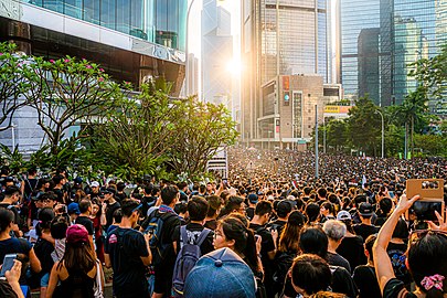 À l'extérieur de la place Pacifique, où Ling-Kit Leung est tombé la soirée dernière