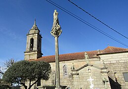 Crucero de la Inmaculada con la iglesia por la espalda