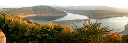 Edersee: Stausee in Nordhessen und Namenspate des Ederseewegs (Blick vom Schloss Waldeck in Richtung Staumauer)