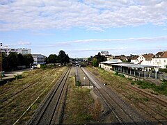 Vue sur les voies de la gare, direction Lauterbourg. À droite, la halle à marchandises.