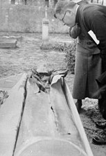 Examen du corps de Jacinta Marto lors de son exhumation en 1935, pour vérifier s'il est incorruptible.