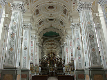 A barroca Abadia de Schöntal, Schöntal, Alemanha, é uma igreja-salão com a nave e os corredores de mesma altura.