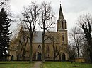 Dorfkirche mit Einfriedung, Gefallenendenkmal, schmiedeeisernen Grabeinfassungen, fünf Eisengusskreuzen, zwei Grabmalen der Familie von Lentzke und der Familiengrabstätte Reuter-Flatow