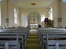 Die evangelische Kirche von Oedelum mit Altar und Kanzel