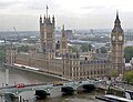 Lopers slaan rechtsaf bij het verlaten van de Embankment (rechts) en passeren de Houses of Parliament en de Big Ben, in de eerste ronde lopen ze voor een deel langs Westminster Bridge