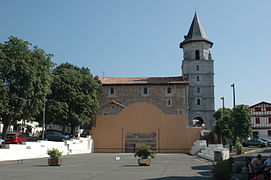 Le fronton et l'église d'Ainhoa.