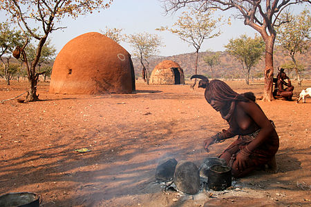 Dona himba preparant el foc.