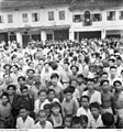 Sejumlah besar penduduk asli Sarawak memenuhi jalan di Kuching untuk menyaksikan ketibaan Pasukan Diraja Australia (AIF) pada 12 September 1945.