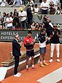 Siegerehrung French Open 2023 v.l.: Gilles Moretton, Sieger Novak Đoković, Finalist Casper Ruud; den Pokal „Coupe des Mousquetaires“ überreichte Yannick Noah.