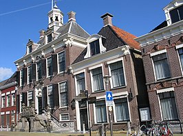 Voorzijde en bordes stadhuis aan de Marktstraat.