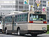 同型車の後部。前面と同じくマーカーランプがあり、後窓には2種類の方向指示器と連動しバス停への出入りを後方へ知らせる電光表示器が設けられている