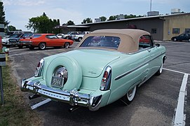 Cabriolet de 1953. La roue de secours "Continental kit" et l'extension de pare-chocs proviennent d'un accessoiriste.