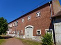 Bilsdorf, Großes Südwestdeutsches Quereinhaus von 1912, Ansicht von Südosten, gestrichene Sandsteingewände mit originaler Backsteinfassade aus Ziegeln der Körpricher Backsteinfabrik