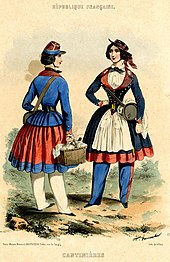 Lithographie en couleur intitulée "Cantinières". Deux cantinières blanches sont debout, devant un fond vide, et se regardent. L'une est de dos, elle tient un panier de provisions et un petit tonneau. Coiffée d'un képi bleu et rouge, elle est vêtue d'un habit bleu, d'une jupe imposante bleue et rouge et d'un bas blanc. La seconde, de face, est semblable à la première, à l'exception qu'elle porte un chapeau, n'a pas de panier et que son pantalon est blanc et rouge.