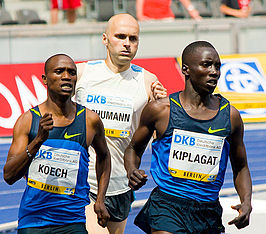 Nils Schumann (midden) in het kielzog van de Kenianen Koech en Kiplagat, Berlijn 2008.