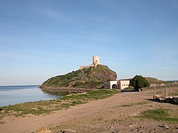 Torre medieval d'o Coltellazzo, chunto a l'antiga ciudat de Nora, en Pula