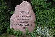 "I denne mose 400 m mod nordvest fandtes Nydambåden 1863"