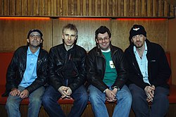 Stiff Little Fingersin jäsenet vuonna 2006. Vasemmalta oikealle: Ian McCallum, Steve Grantley, Jake Burns ja Ali McMordie.