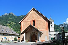 Vue de l'église Notre-Dame-de-Tous-les-Saints d'Entremont. Sur la gauche, en arrière-plan, la bâtisse de l'abbaye.